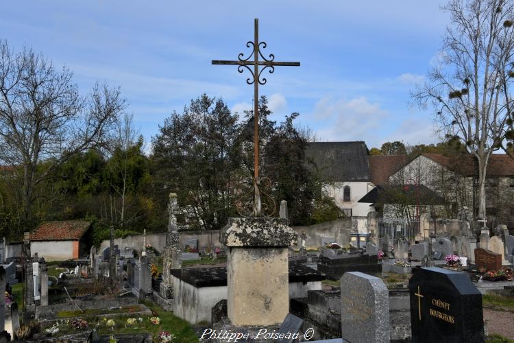 La croix du cimetière de Myennes