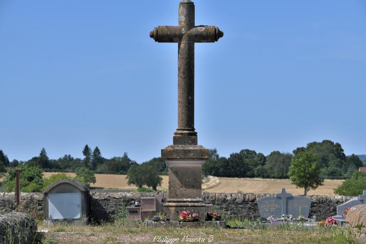La croix du cimetière de Saint-Benin-des-Bois