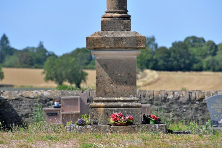 La croix du cimetière de Saint-Benin-des-Bois