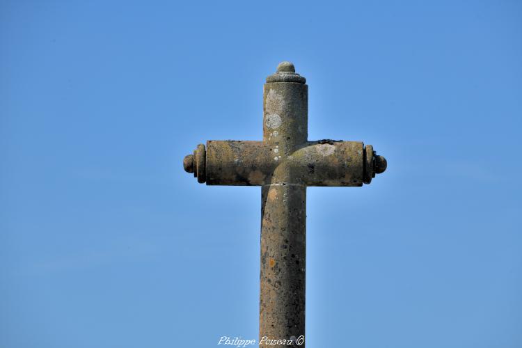 La croix du cimetière de Saint-Benin-des-Bois