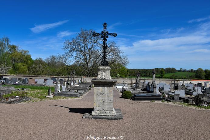 Croix du cimetière de Saint Parize le Chatel 