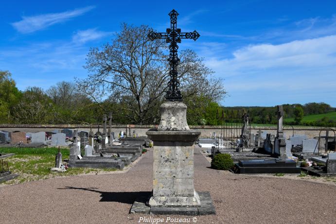 Croix du cimetière de Saint Parize le Chatel 