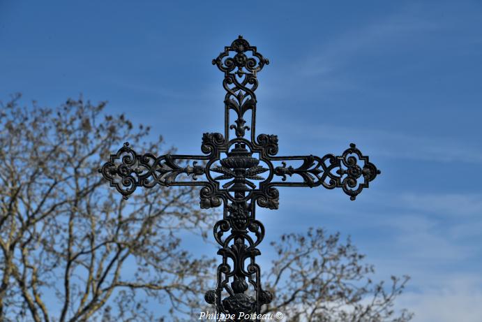 Croix du cimetière de Saint Parize le Chatel un patrimoine