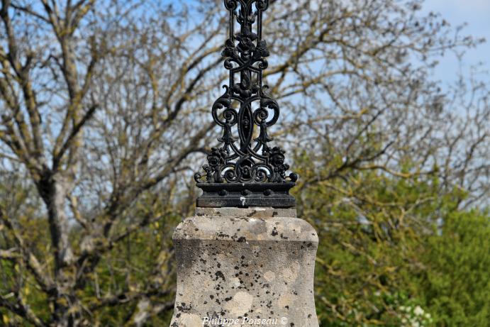 Croix du cimetière de Saint Parize le Chatel