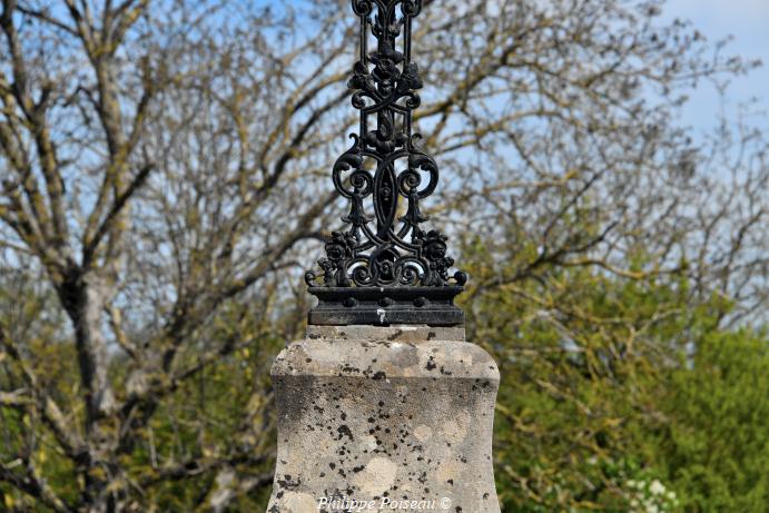 Croix du cimetière de Saint Parize le Chatel 