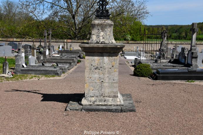 Croix du cimetière de Saint Parize le Chatel un patrimoine
