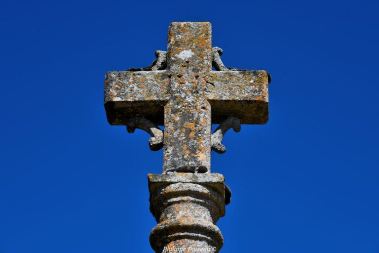 La Croix du cimetière de Trucy L&rsquo;Orgeuilleux un beau patrimoine