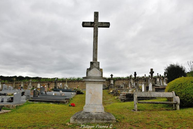 Croix du cimetière de Villaine
