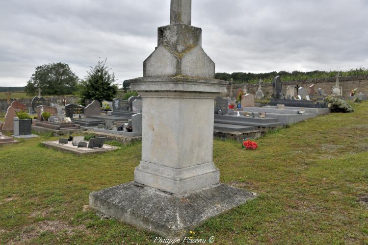 Croix du cimetière de Villaine