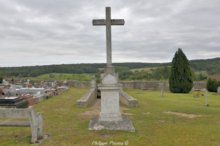 Croix du cimetière de Villaine