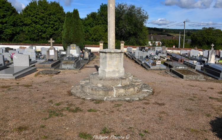 La croix du cimetière de Giry