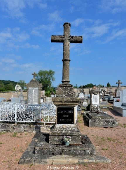 Croix du cimetière de Saint-Saulge Nièvre Passion