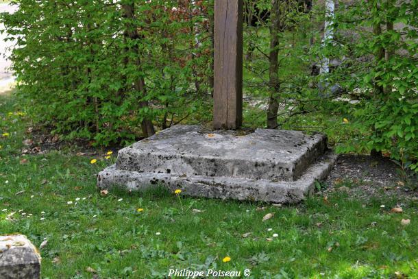 La croix du lavoir de Grenois