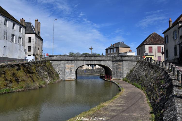 Croix du pont de Châtillon-en-Bazois