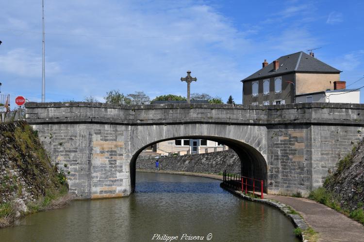 Croix du pont de Châtillon-en-Bazois