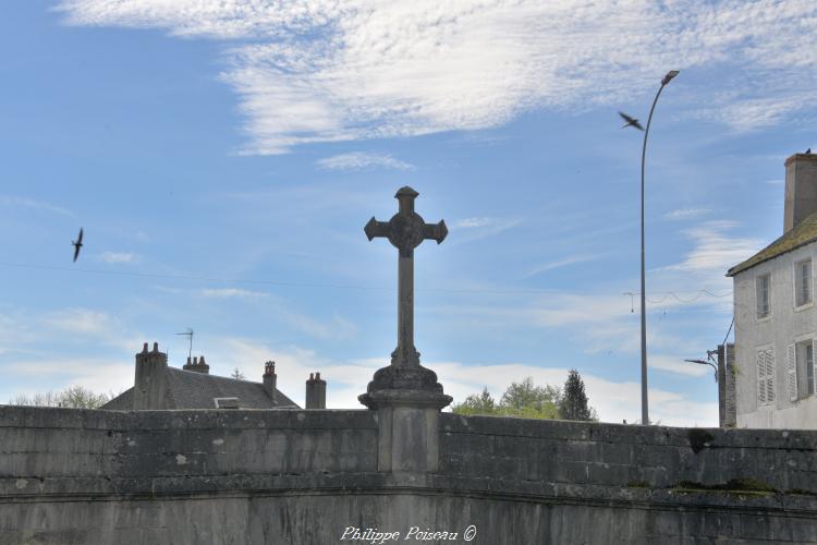 Croix du pont de Châtillon-en-Bazois un beau patrimoine