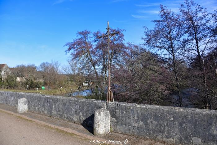 Croix du pont de Marigny-sur-Yonne un patrimoine