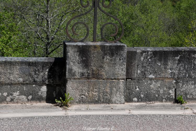 Croix du pont sur la Cure