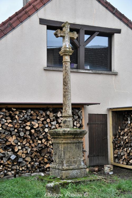 La croix du carrefour de Auxois un patrimoine