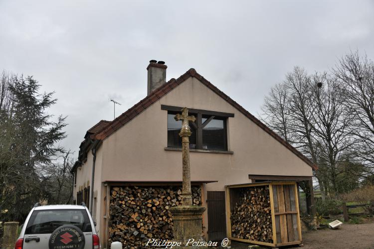 La croix du carrefour de Auxois un patrimoine