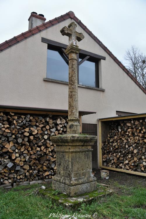 La croix du carrefour de Auxois un patrimoine