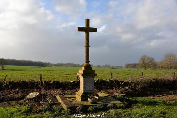 Croix et Pierre des morts du hameau de Laché