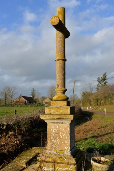 Croix et Pierre des morts du hameau de Laché