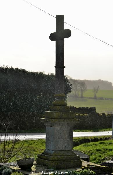 Croix et Pierre des morts du hameau de Laché