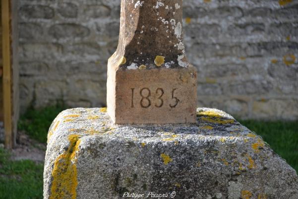 Croix et pierre des morts de Pazy