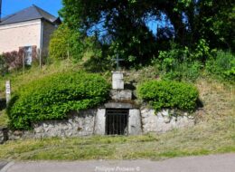 Puits et sa croix de Brassy