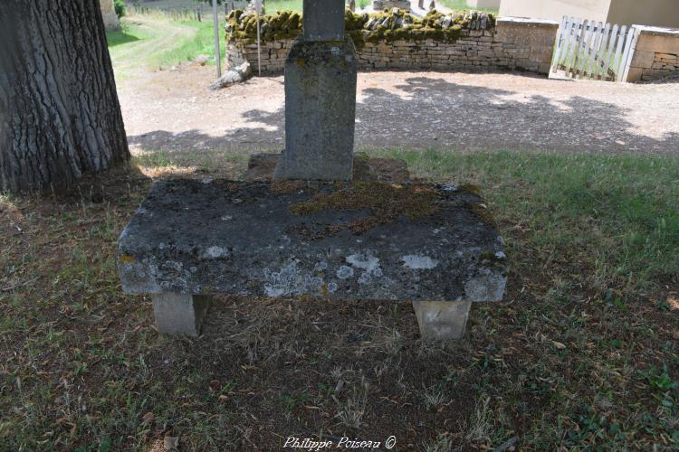 Croix et pierre des morts de Beuvron