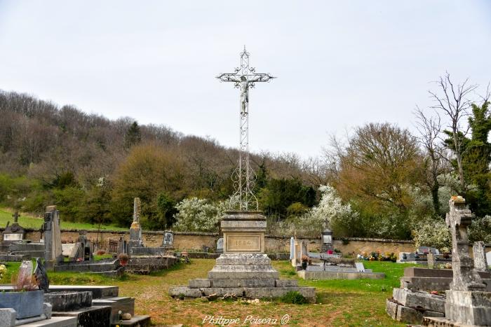 Crucifix du cimetière de Brinon-sur-Beuvron un beau patrimoine