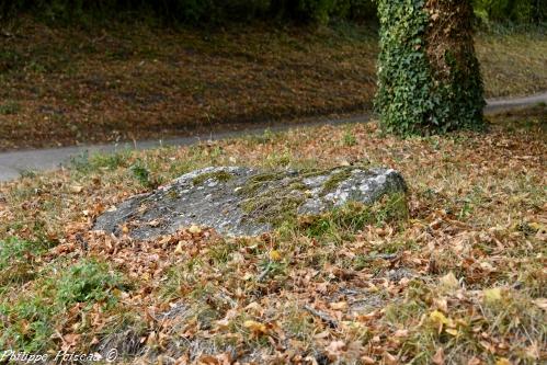 Pierre des morts de Hubans un patrimoine vernaculaire