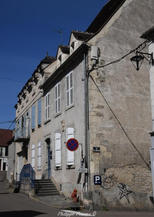 La maison au blason à Corbigny