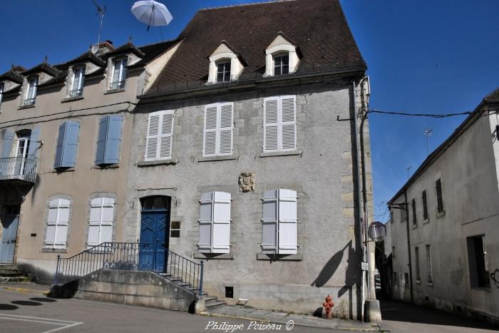 La maison au blason à Corbigny