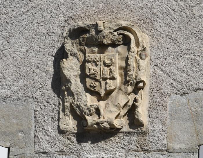 La maison au blason à Corbigny