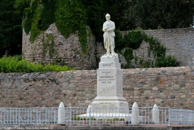 Monument aux morts de Larochemillay un hommage.