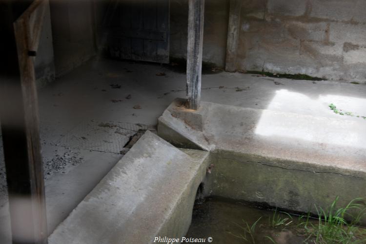 Le grand lavoir du Chemin de Ronde de Luzy 