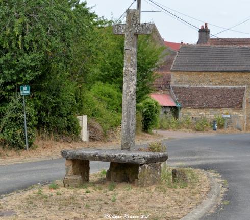 Croix et pierre des morts de Metz le Comte un beau patrimoine