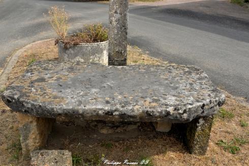 Croix et pierre des morts de Metz le Comte