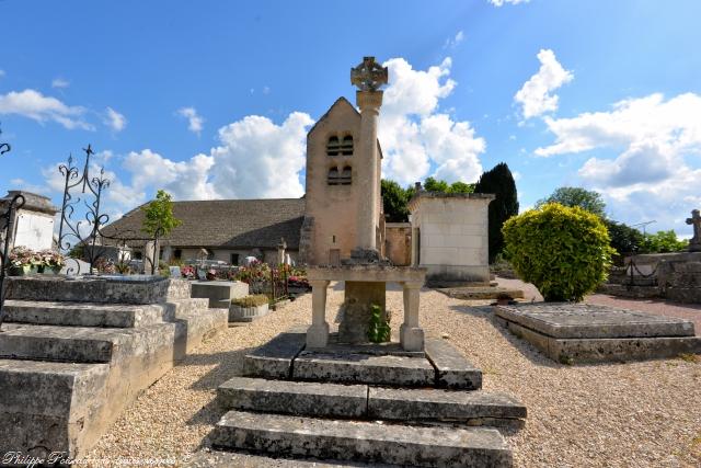 Autel extérieur de l'église de Metz le Comte