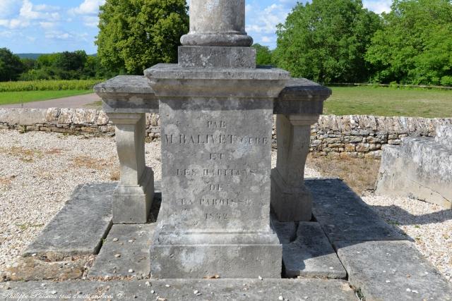 Autel extérieur de l'église de Metz le Comte