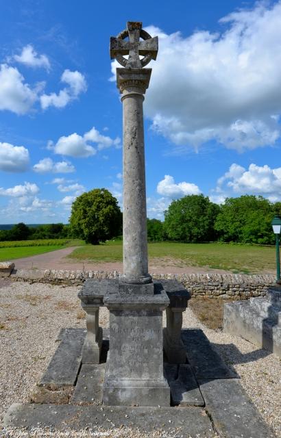 Autel extérieur de l'église de Metz le Comte un patrimoine