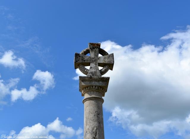 Autel extérieur de l'église de Metz le Comte un patrimoine