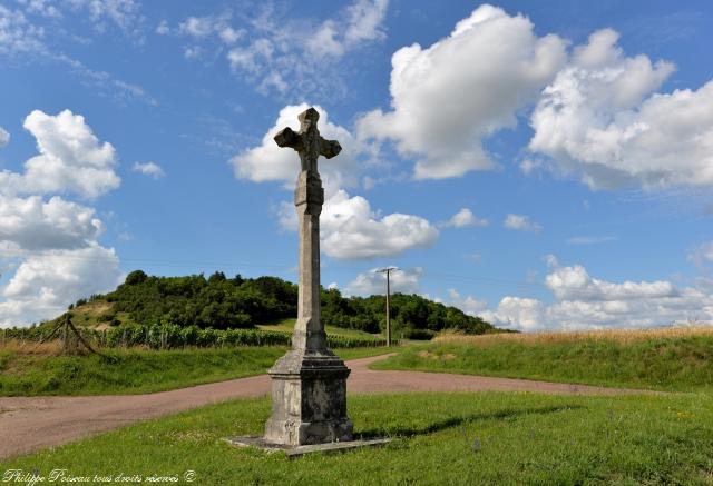 Calvaire de Metz le Comte un beau patrimoine vernaculaire