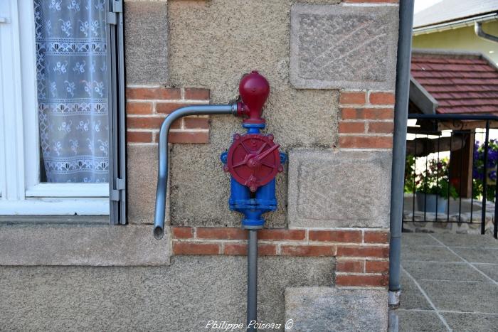 Pompe de la poste de Millay un beau patrimoine.