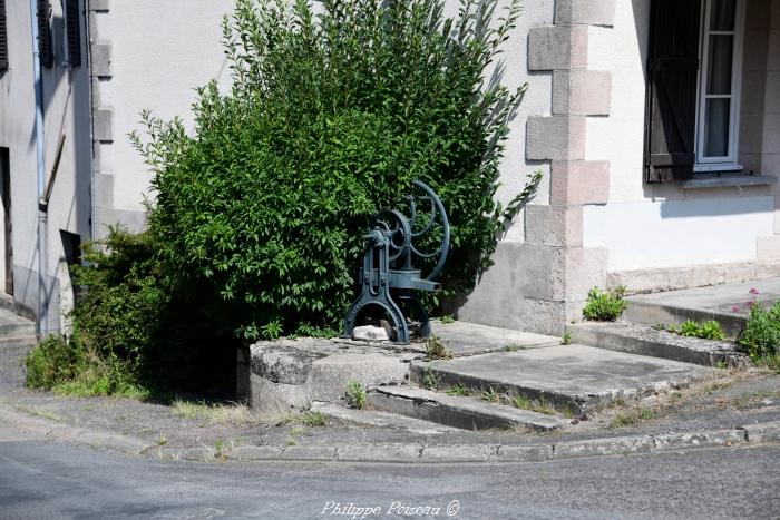 Puits avec pompe de Millay un patrimoine.