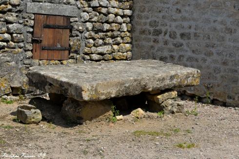 Pierre des morts de Saint-Hilaire de Commagny un beau patrimoine