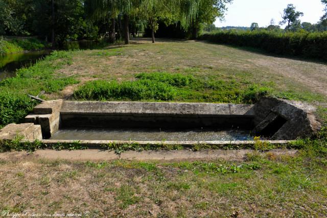 Asnois le lavoir de la rivière