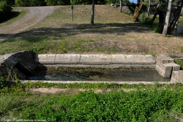 Asnois le lavoir de la rivière